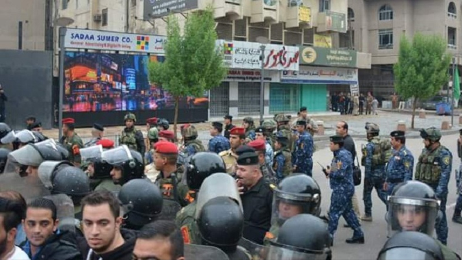 ‪القوات الأمنية أغلقت المنطقة الخضراء أمام المحتجين على الفساد‬ (الجزيرة نت)