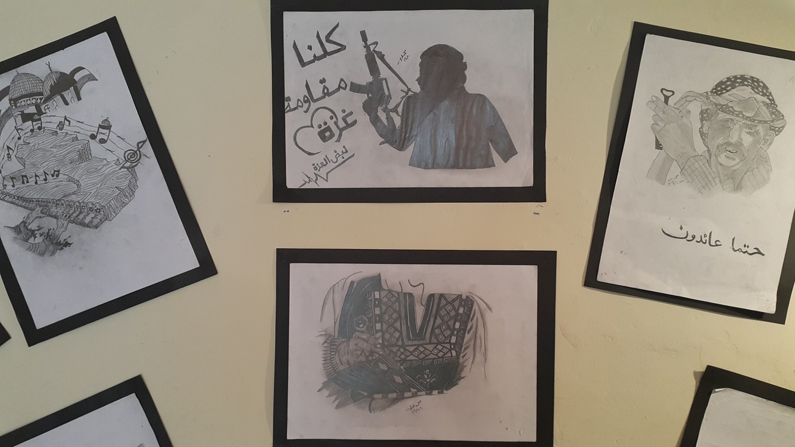 لوحات خصصها الدلو لدعم المقاومة (الجزيرة نت)