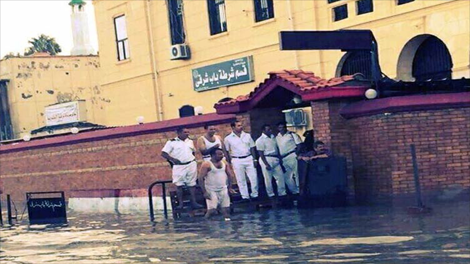 ‪مياه الأمطار أغرقت شوارع الإسكندرية وسط سخط المواطنين من رداءة الصرف الصحي‬ (ناشطون)