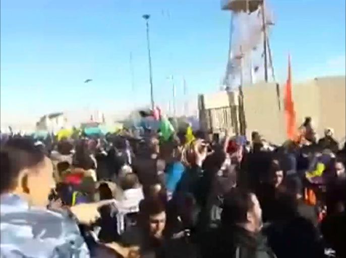 آلاف الزوار الشيعة الايرانيين يقتحمون الحدود العراقية بمنطقة زرباطية