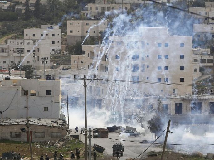 Israeli troops fire tear gas towards Palestinians gathering near the scene of what the Israeli army said was a suspected Palestinian stabbing attack, at the West Bank Al-Fawwar refugee camp, south of Hebron November 25, 2015. REUTERS/Mussa Qawasma