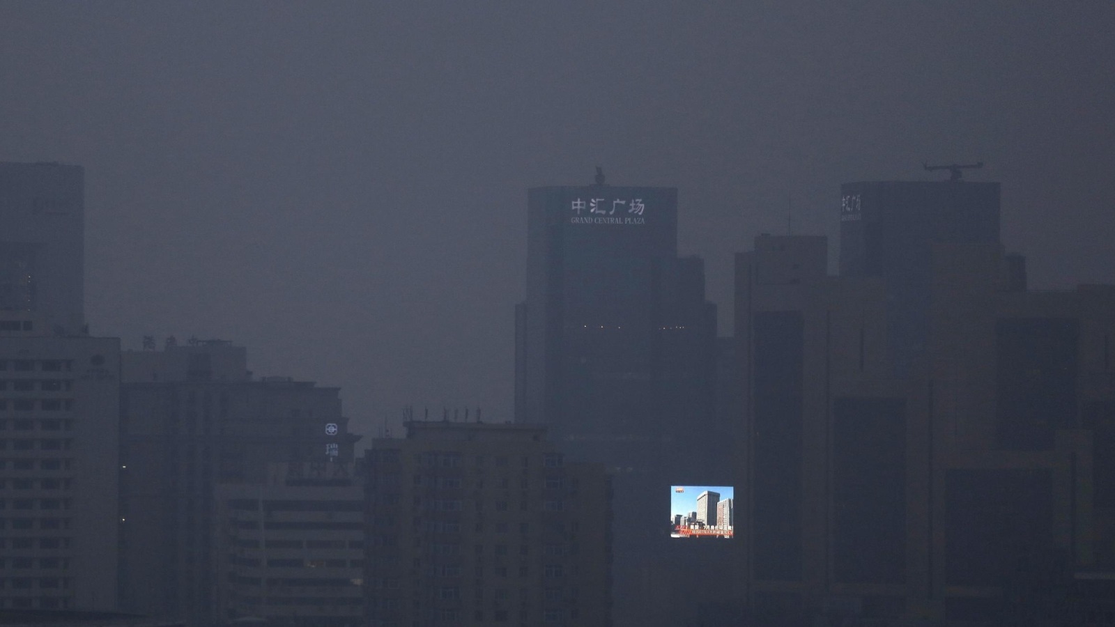‪صورة قاتمة لمدينة بكين تظهر حجم العتمة في المدينة بسبب تلوث الجو‬ (الأوروبية)