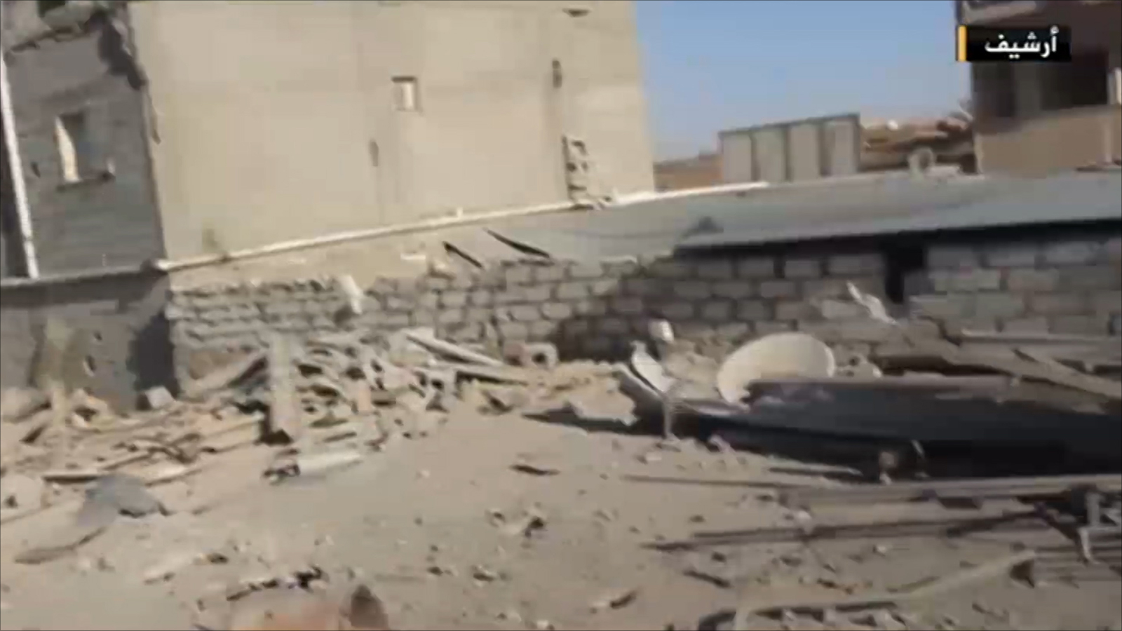 ‪قصفت طائرات حربية تابعة للواء المتقاعد خليفة حفتر على مواقع تابعة لمجلس شورى ثوار أجدابيا‬ (الجزيرة)