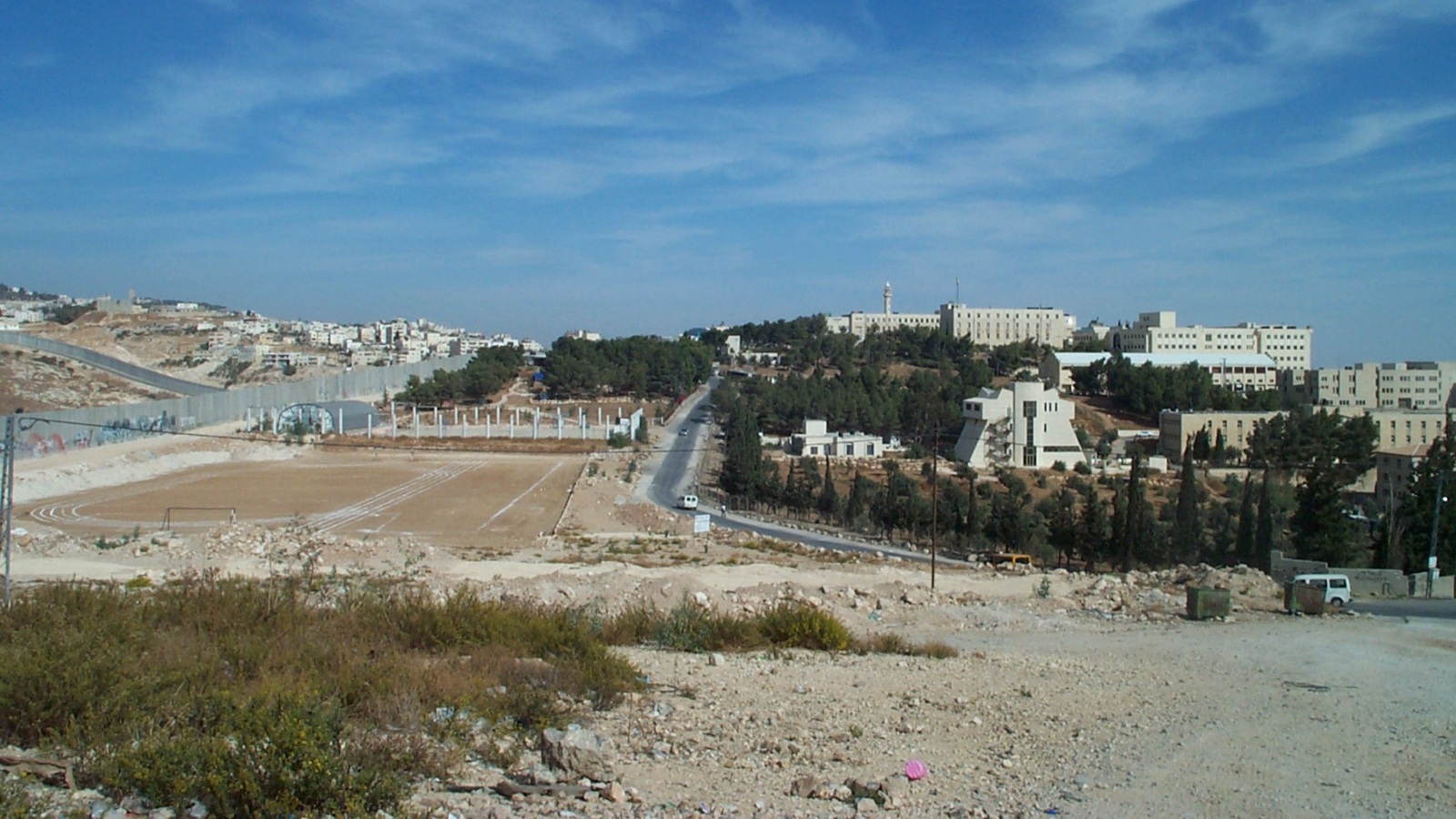 الجدار الإسرائيلي عزل جامعة القدس شرقا عن باقي أحياء القدس (الجزيرة)