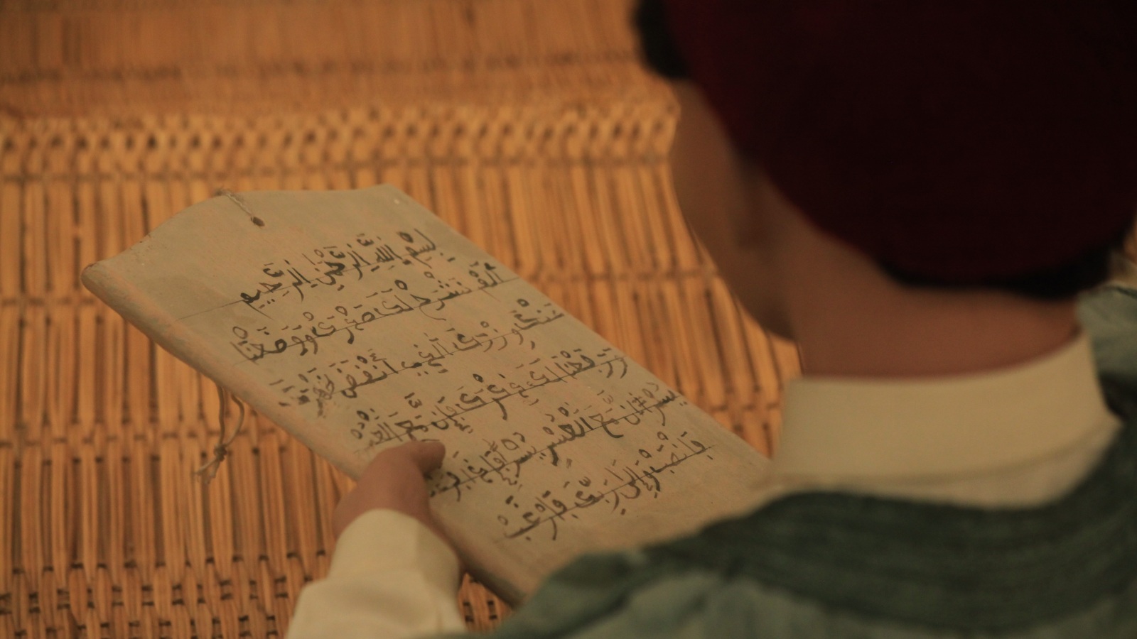 ‪اللوحة التي كان يكتب التلاميذ عليها القرآن في الكتاتيب‬ (الأناضول)