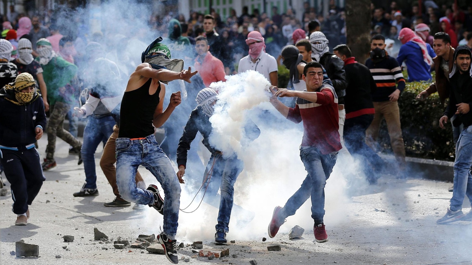 فلسطينيون بمدينة الخليل خلال مواجهات مع قوات الاحتلال (الأوروبية-أرشيف)