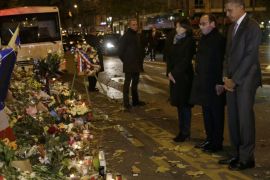 US President Barack Obama (R) and French President Francois Hollande (2-R) and mayor of Paris Anne Hidalgo (3-R) pay tribute to the victims of the 13 November attacks in front of the Bataclan concert venue, on the eve of the opening of the COP21 Conference, Paris, France, 29 November 2015. The 21st Conference of the Parties (COP21) due to be held in Paris from 30 November to 11 December will proceed as planned, despite the terrorist attacks of 13 November. EPA/PHILIPPE WOJAZER / POOL MAXPPP OUT