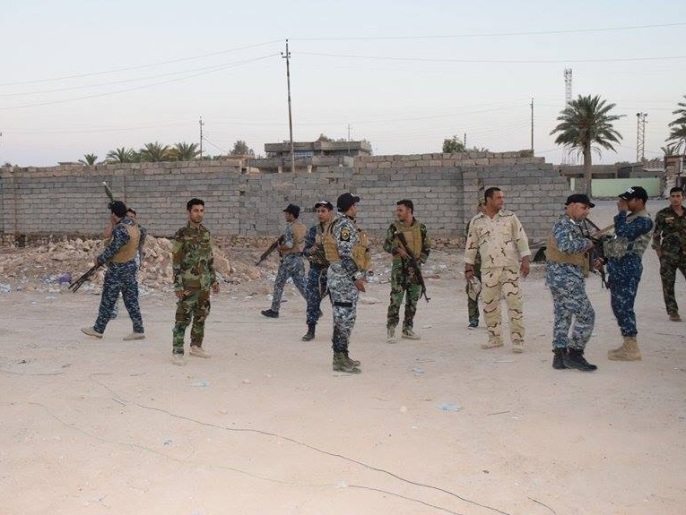 مجموعة من مقاتلي الجيش العراقي والصحوات على أطراف مدينة الرمادي (الجزيرة)