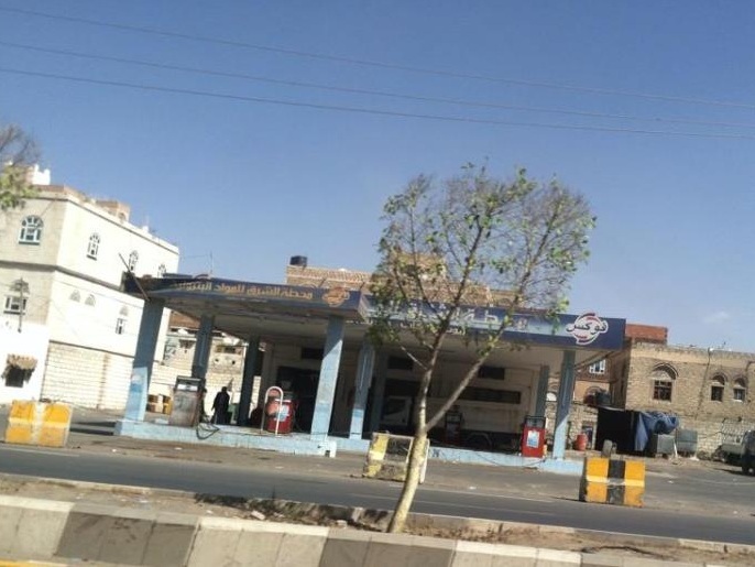 محطات الوقود مغلقة وتخلو من المشتقات النفطية بينما السوق السوداء مزدهرة (الجزيرة نت)