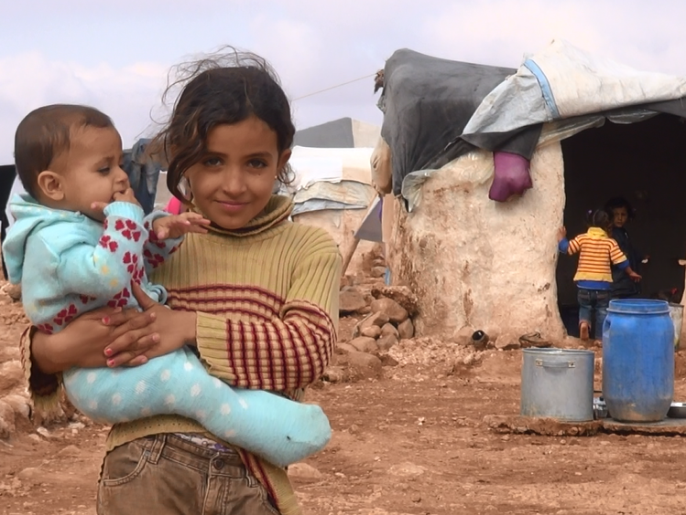 النازحون في إحدى مخيمات سنجار بريف إدلب الشرقي يسكنون منازل غير صالحة للعيش