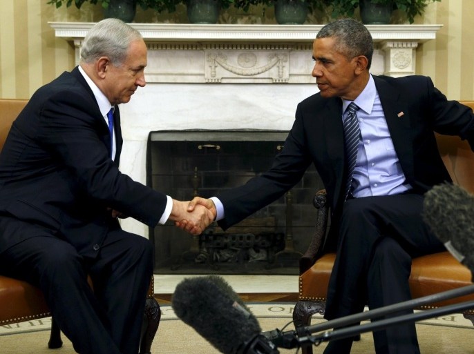 U.S. President Barack Obama and Israeli Prime Minister Benjamin Netanyahu shake hands during their meeting in the Oval Office of the White House in Washington November 9, 2015. The two leaders meet here today for the first time since the Israeli leader lost his battle against the Iran nuclear deal, with Washington seeking his re-commitment to a two-state solution with the Palestinians. REUTERS/Kevin Lamarque