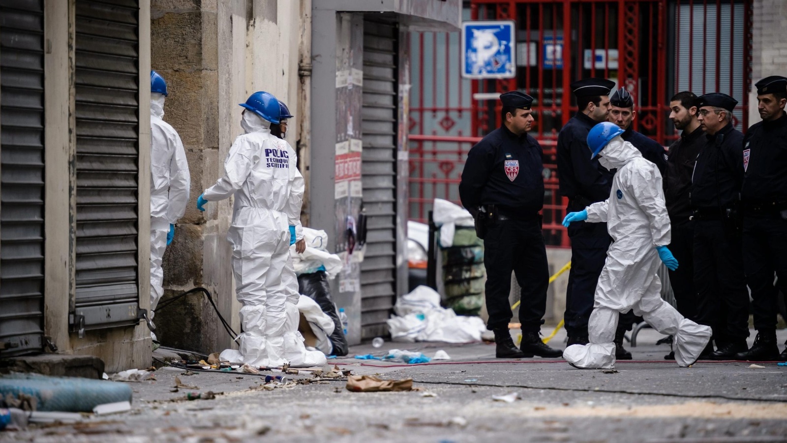 عناصر من الشرطة خارج المبنى الذي قتل فيه أباعود وقريبته حسناء (الأوروبية)