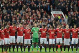 REB3246 - Manchester, Greater Manchester, UNITED KINGDOM : Manchester United players pause for a minute's sillence in honour of Remebance Sunday ahead of the English Premier League football match between Manchester United and West Bromwich Albion at Old Trafford stadium in Manchester, north west England, on November 7, 2015. AFP PHOTO / OLI SCARFF