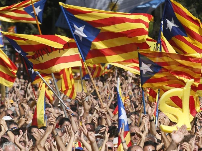 People wave their "Esteladas" (Catalonian separatist flag) flags during a Catalan pro-independence demonstration at Catalunya square in Barcelona October 19, 2014. Catalonia has dropped plans to hold a referendum on independence from Spain next month but will instead hold a "consultation of citizens", the region's head said on Tuesday. REUTERS/Albert Gea (SPAIN - Tags: POLITICS CIVIL UNREST)