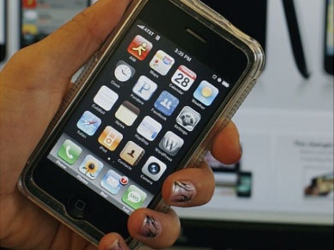 An Apple iPhone is seen in New York, August 28, 2008. A security flaw in Apple Inc's iPhone allows unauthorized users to gain easy access to private contacts and e-mails even when the device is locked, but the company said a fix is on the way. REUTERS/Brendan McDermid (UNITED STATES)