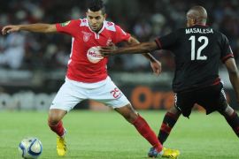 CH04 - Johannesburg, -, SOUTH AFRICA : Orlando Pirates' Lehlogonolo Masalesa (R) vies with Etoile du Sahel's Mohamed Amine Ben Amor (L) during the first final of the 2015 CAF - Confederation of African Football Cup match between South Africa's Orlando Pirates and Tunisia's Etoile du Sahel on November 21, 2015 at the Orlando Pirates Stadium in Johannesburg. AFP PHOTO / GORDON HARNOLS
