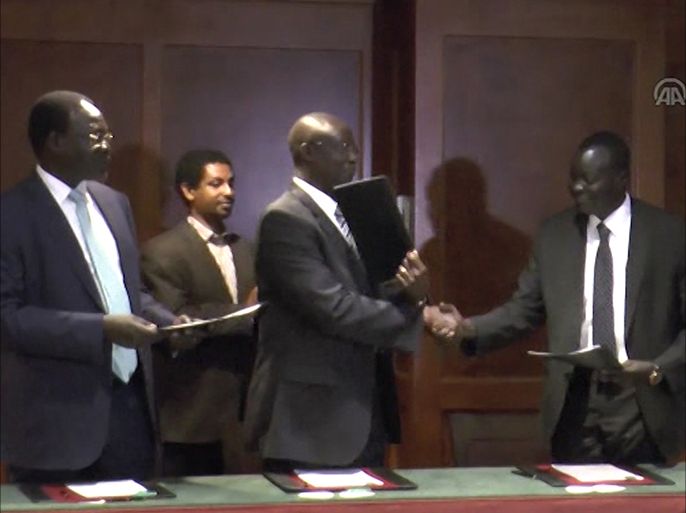وفدا جنوب السودان بعد التوقيع اتفاق لبدء الفترة الانتقالية