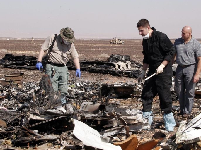 (FILE) A file picture dated 01 November 2015 shows Russian investigators checking debris from crashed Russian jet at the site of the crash in Sinai, Egypt. Russian officials has confirmed on 17 November 2015 that traces of explosives were found on the plane that crashed in Egypt. EPA/KHALED ELFIQI EGYPT OUT *** Local Caption *** 52346527