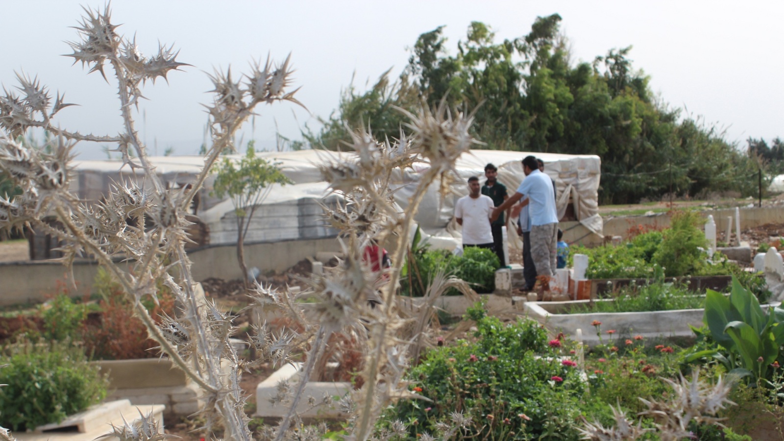 البحث عن مقبرة للاجئ سوري في لبنان معقد جدا وقد يستمر لعدة أيام (الجزيرة نت)