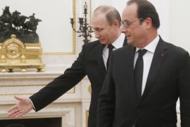 Russian President Vladimir Putin (L) welcomes French President Francois Hollande (R), during their meeting in Moscow Kremlin, Russia, 26 November 2015. Francois Holland arrived in Moscow to discuss coordination in their common struggle against so called Islamic State terrorist formation in Syria. EPA/SERGEI CHIRIKOV/POOL EPA POOL