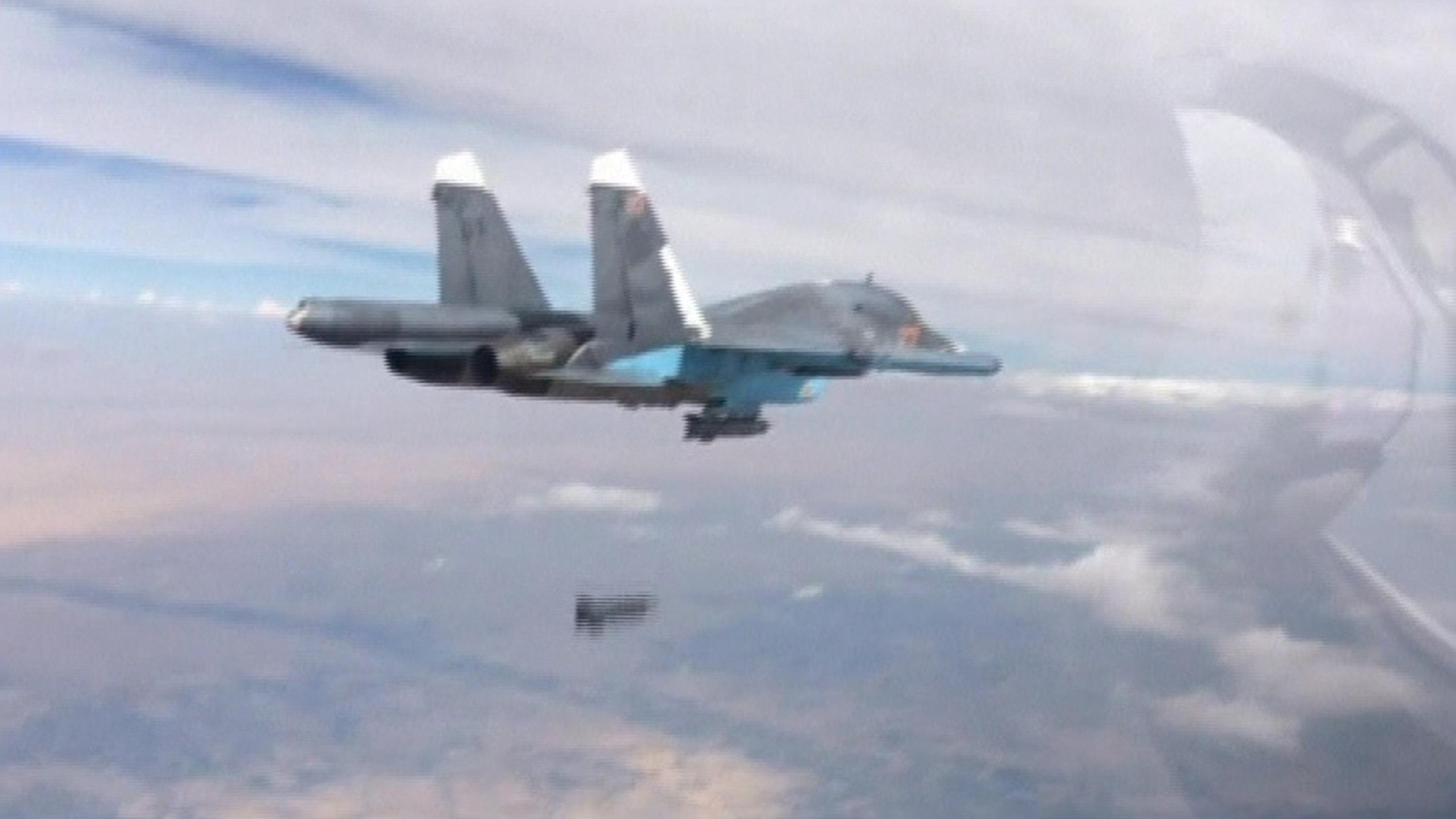 طائرة روسية من طراز سوخوي 34 تقصف مواقع لتنظيم الدولة بسوريا الشهر الماضي (رويترز)