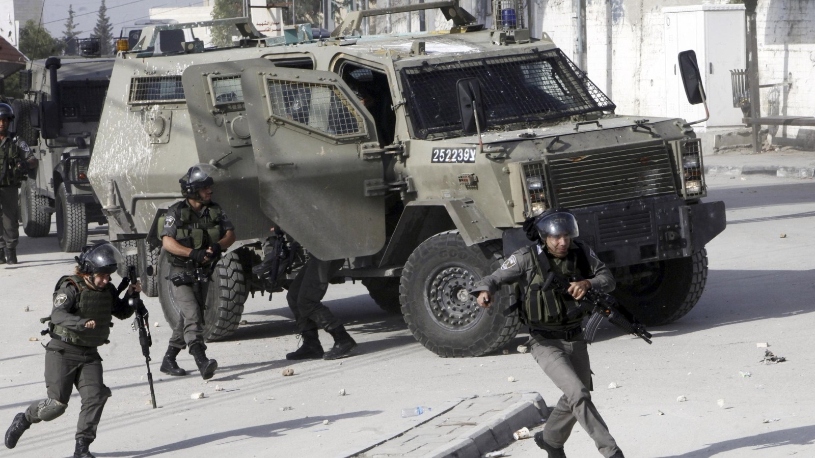 من مواجهات يوم أمس الاثنين مع قوات الاحتلال في بلدة أبو ديس قرب القدس (أسوشيتد برس)