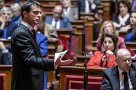 French Prime Minister Manuel Valls (L) delivers a speech at the Senate concerning an extention of the state of emergency in Paris, France, 20 November, 2015. A state of emergency was declared across France after the terrorist attacks of November 13 that left 130 people dead and over 350 injured.