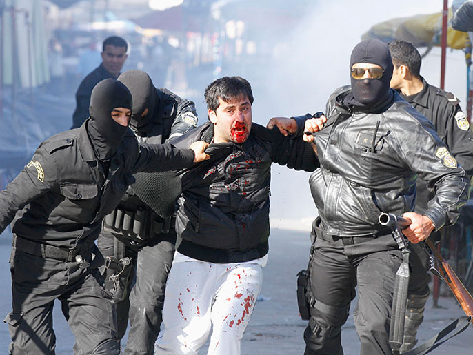 عناصر من الشرطة التونسية لدى اعتقال أحد مشجعي الكرة (رويترز-أرشيف)
