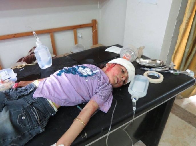 لريف الشرقي لدرعا نيسان 2015 الطفلة عائشة الحريري أثناء تلقيها العلاج في المشفى الميداني بعد إصابتها خاص للجزيرة ن