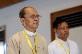 Myanmar president Thein Sein (C) arrives to attend a meeting of government officials and political parties at Yangon parliament building, in Yangon, Myanmar, 15 November 2015. Myanmar President Thein Sein and government officials met with representatives of the country's political parties in Yangon.