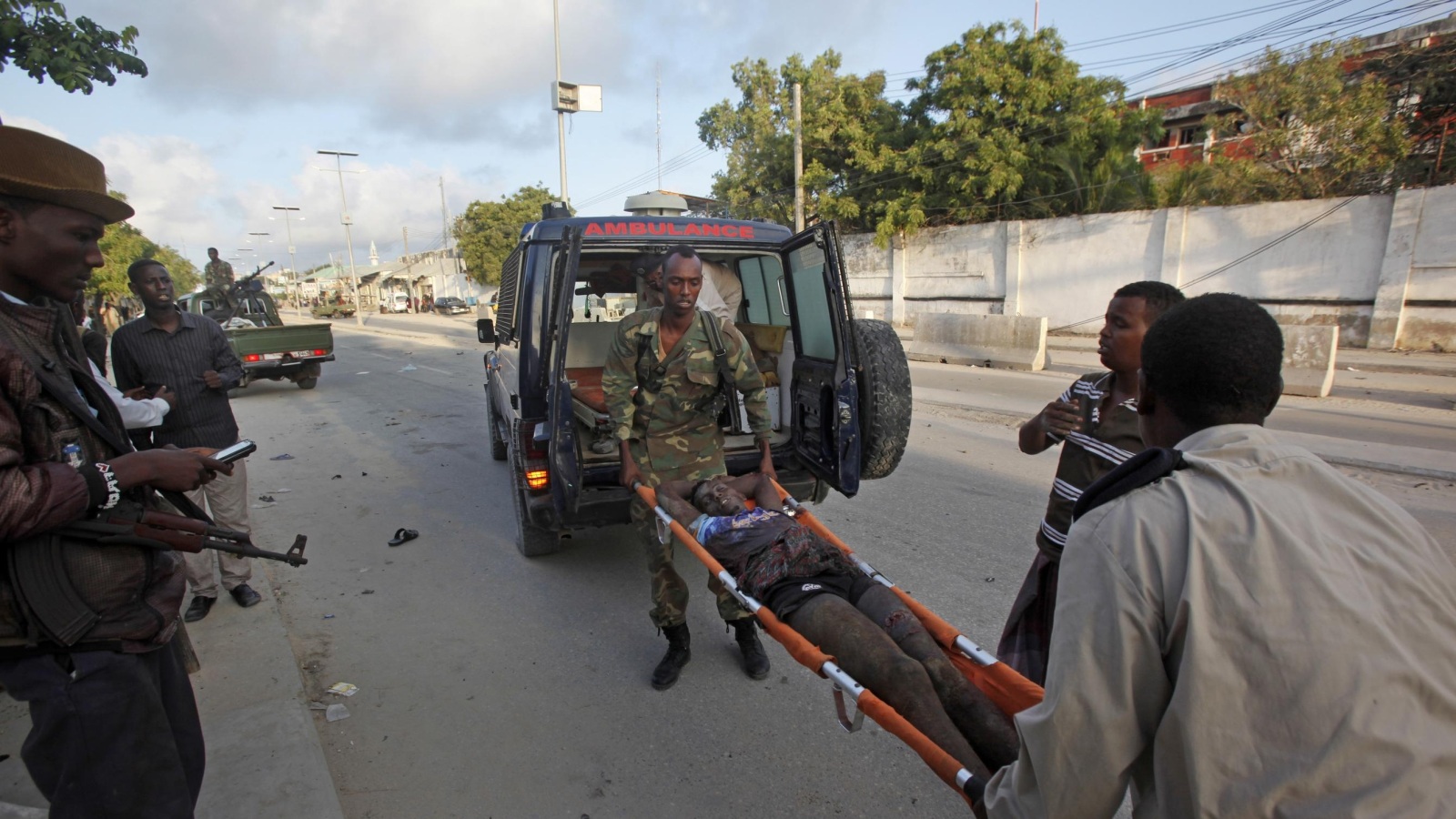 جانب من إجلاء الضحايا في محيط موقع التفجير وسط مقديشو (رويترز)