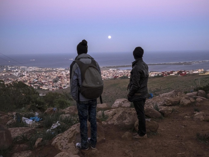 لاجئون أفارقة يطلون على مدينة الناظور الساحلية مقصدهم في الطريق بالهجرة إلى أوروبا -أسوشيتيد برس