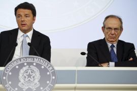 Italy's Prime Minister Matteo Renzi (L) and Economy Minister Pier Carlo Padoan attend a news conference at the end of a cabinet meeting at Chigi Palace in Rome, Italy, October 15, 2015. The Italian government on Thursday approved a growth-orientated budget for 2016 which Renzi said would slash taxes while respecting European Union rules on public finances. REUTERS/Tony Gentile
