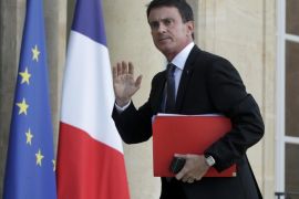 French Prime Minister Manuel Valls arrives at the Elysee Palace in Paris, France, to attend a meeting with government, main political parties leaders and presidents of the Parliament, November 15, 2015 ahead of the gathering of the two chambers, National Assembly and Senate, in Versailles tomorrow. REUTERS/Philippe Wojazer
