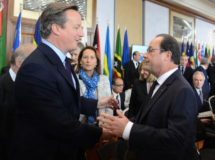 English Prime Minister David Cameron greets French President Francois Hollande, right, at the Climate Change special session held during CHOGM (Commonwealth heads of Government meeting), at the Raddison Golden Sands Hotel, Ghajn Tuffieha, Malta, Friday, November, 27 2015 ( AP Photo/Rene Rossignaud)