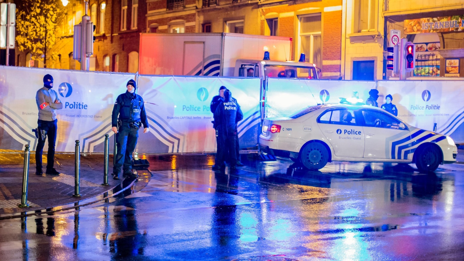 الشرطة البلجيكية تغلق شارعا في حي مولنبيك حيث جرت الاعتقالات (أسوشيتد برس)