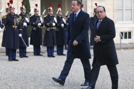 French President Francois Hollande (R) arrives with Britain's Prime Minister David Cameron at the Elysee Palace in Paris, France, November 23, 2015. REUTERS/Eric Gaillard