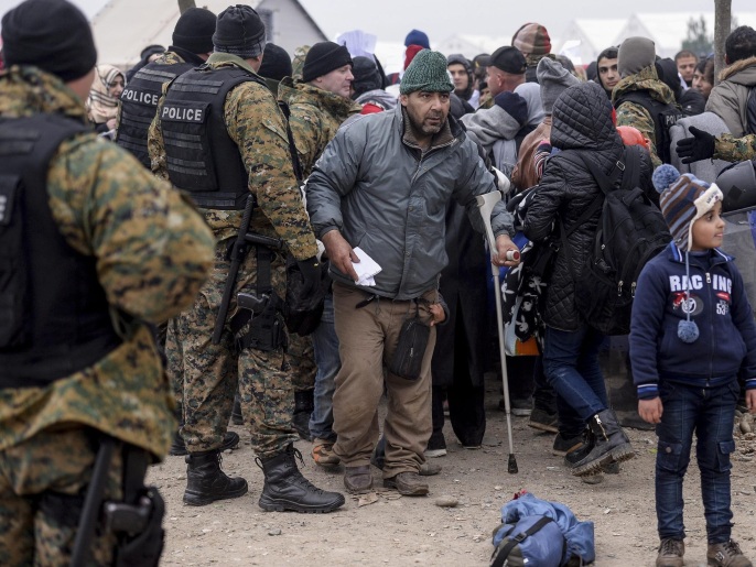 ‪لاجئون يظهرون أوراقهم الثبوتية على الحدود المقدونية اليونانية‬ لاجئون يظهرون أوراقهم الثبوتية على الحدود المقدونية اليونانية (الأوروبية)