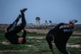 بالقرب من مناطق التماس مع إسرائيل على حدود قطاع غزة، يقفز الفتى "مازن قنن"، في الهواء، بحركات "متقنة" برفقة خمسة من أصحابه، يشكلون فريقا لممارسة رياضتهم المفضلة "الباركور".
