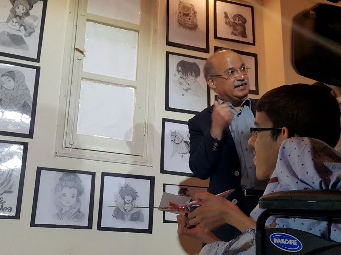 الدلو يشرح لوحاته أمام جمهور المعرض