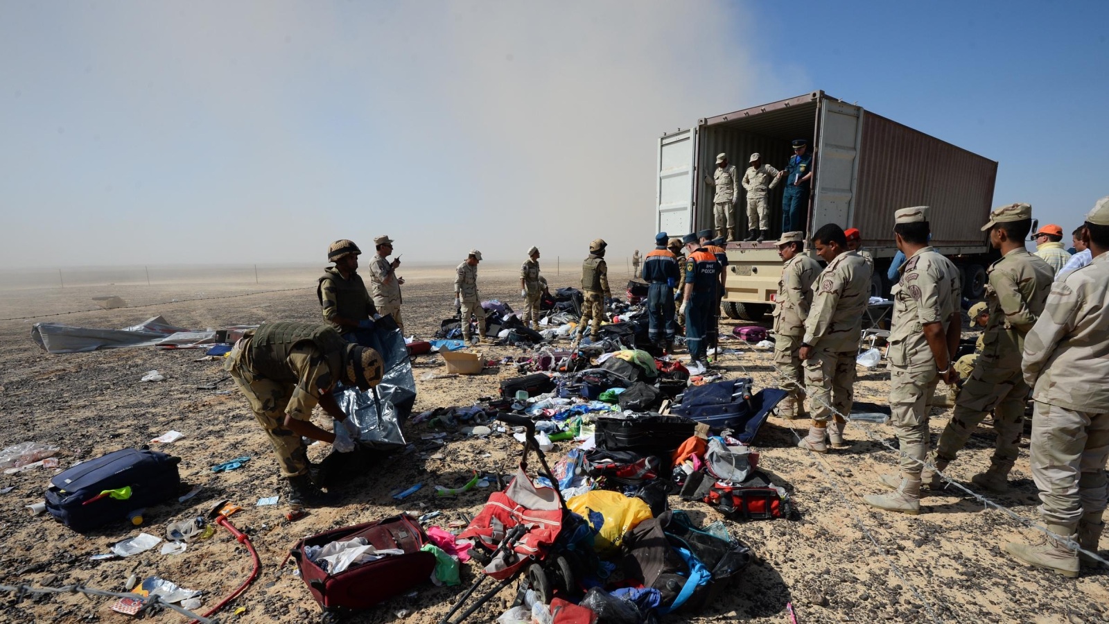 الجيش المصري ومحققون يبحثون في أمتعة المسافرين الذين قضوا في حادث الطائرة (أسوشيتد برس)