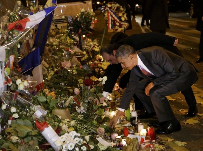 U.S. President Barack Obama and French President Francois Hollande pay their respect at the Bataclan concert hall, one of the recent deadly Paris attack sites, after Obama arrived in the French capital to attend the World Climate Change Conference 2015 (COP21), November 30, 2015. REUTERS/Philippe Wojazer (IMAGES OF THE DAY)