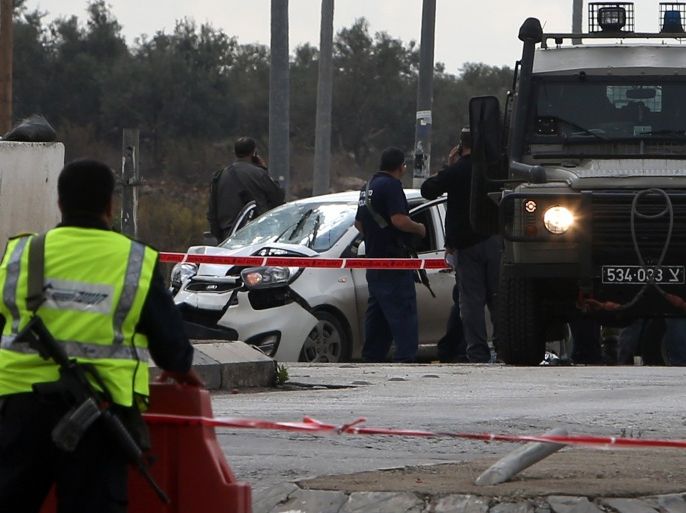 GHA04 - TAPPUAH JUNCTION, WEST BANK, - : Israeli security forces gather at the scene where a Palestinian man was shot dead by security forces after ramming his car into a group of Israelis at Tapuah junction, south of Nablus in the Israeli-occupied West Bank, on November 8, 2015. A car-ramming attack and a stabbing wounded five Israelis in the West Bank while the two alleged assailants were shot, authorities said, the latest in a weeks-long wave of violence. AFP PHOTO / JAAFAR ASHTIYEH
