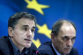 Greek Finance Minister Euclid Tsakalotos (L) speaks during a news conference as Economy Minister George Stathakis looks on at the ministry in Athens, Greece November 17, 2015. An agreement has been reached with Greece's lenders on financial reforms which will release a new tranche of aid to the country, Finance Minister Tsakalotos said early on Tuesday. REUTERS/Alkis Konstantinidis