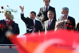 أوغلو أمام حشد من أنصاره في مدينة إسطنبول محتفلا بفوز حزب العدالة والتنمية بالانتخابات العامة