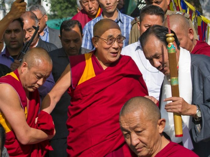 الدالاي لاما ـ يحظى بشعبية ونفوذ واسع وتعتبره الصين منشقا يدعو الى الانفصال ـ الأسوشيتد برس