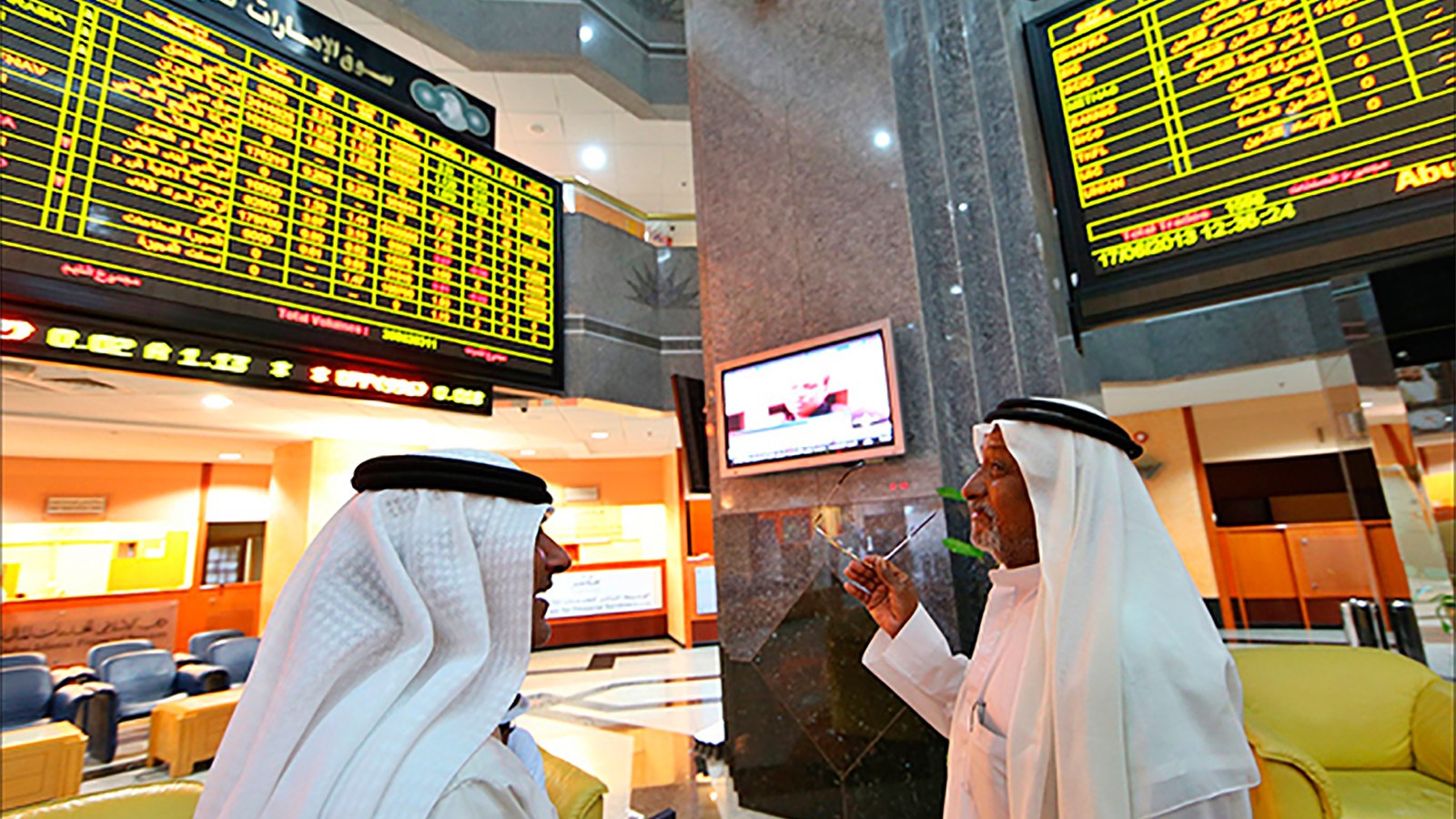 ‪بورصة أبو ظبي انخفضت اليوم بنسبة 2.47% مسجلة أدنى مستوياته في 12 أسبوعا‬ (رويترز-أرشيف)
