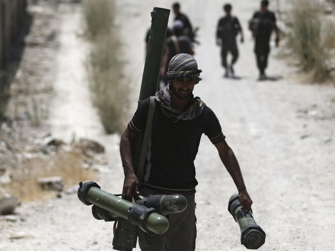 ‪(رويترز)‬ أحد مقاتلي الجيش السوري الحر قرب جبهات القتال في جوبر بريف دمشق 