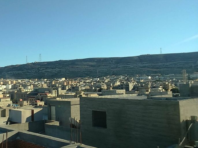 صورة لمدينة درنة الليبية ظهر فيها مرتفعات الفتائح شرق المدينة