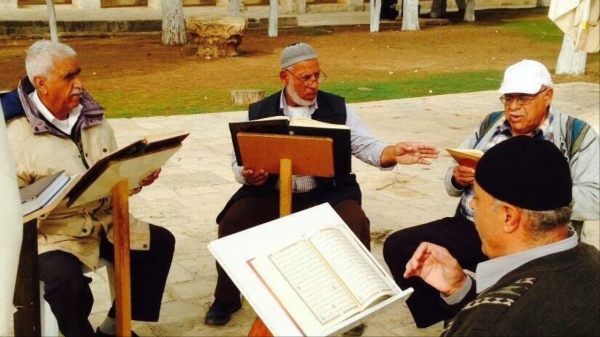 دروس القرآن الكريم لكبار السن في ساحة المسجد الأقصى - ناشطون